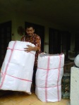 Target 5 Hari di Jakarta harus bisa ngabisin isi 2 karung besar ini :D 2 karung besar produk Kursi Lesehan SENDEN